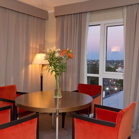 Howard Johnson Plaza Resort & Casino Mayorazgo Paraná Rom bilde A living room at the hotel