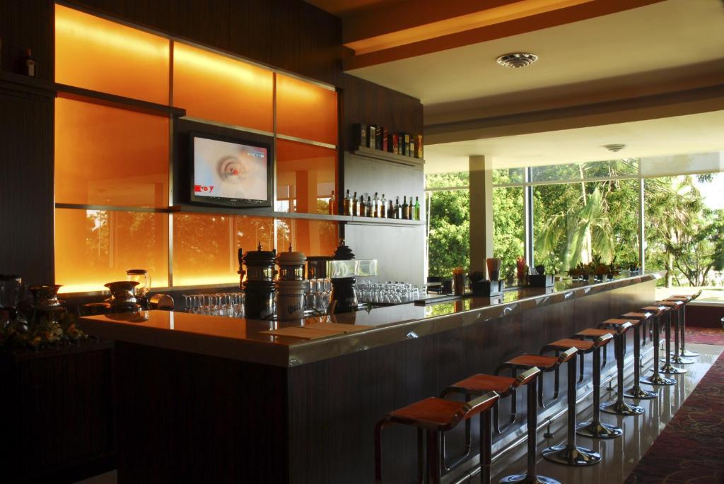 Howard Johnson Plaza Resort & Casino Mayorazgo Paraná Restaurant bilde The bar at the 2008 Olympic Village