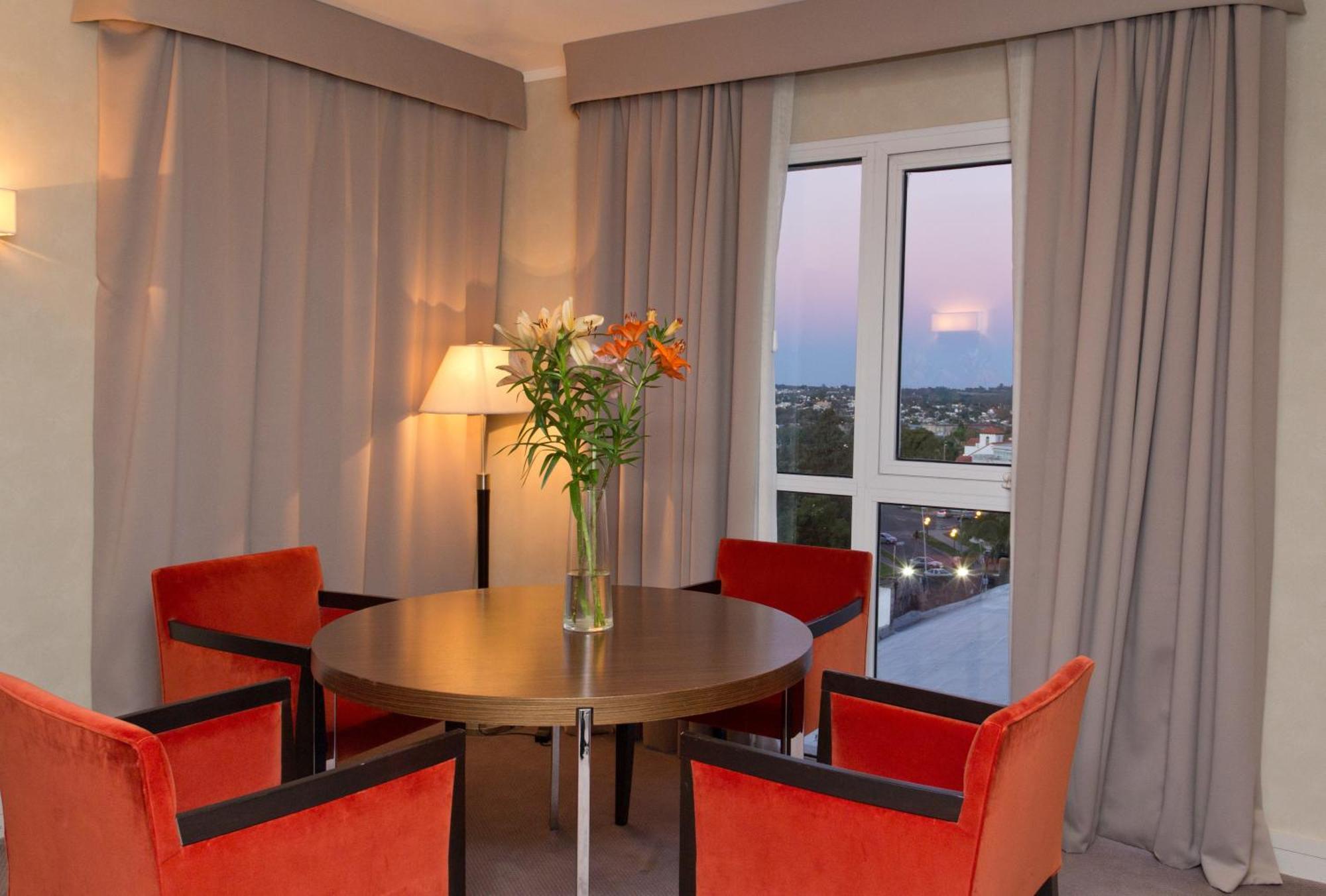 Howard Johnson Plaza Resort & Casino Mayorazgo Paraná Rom bilde A living room at the hotel