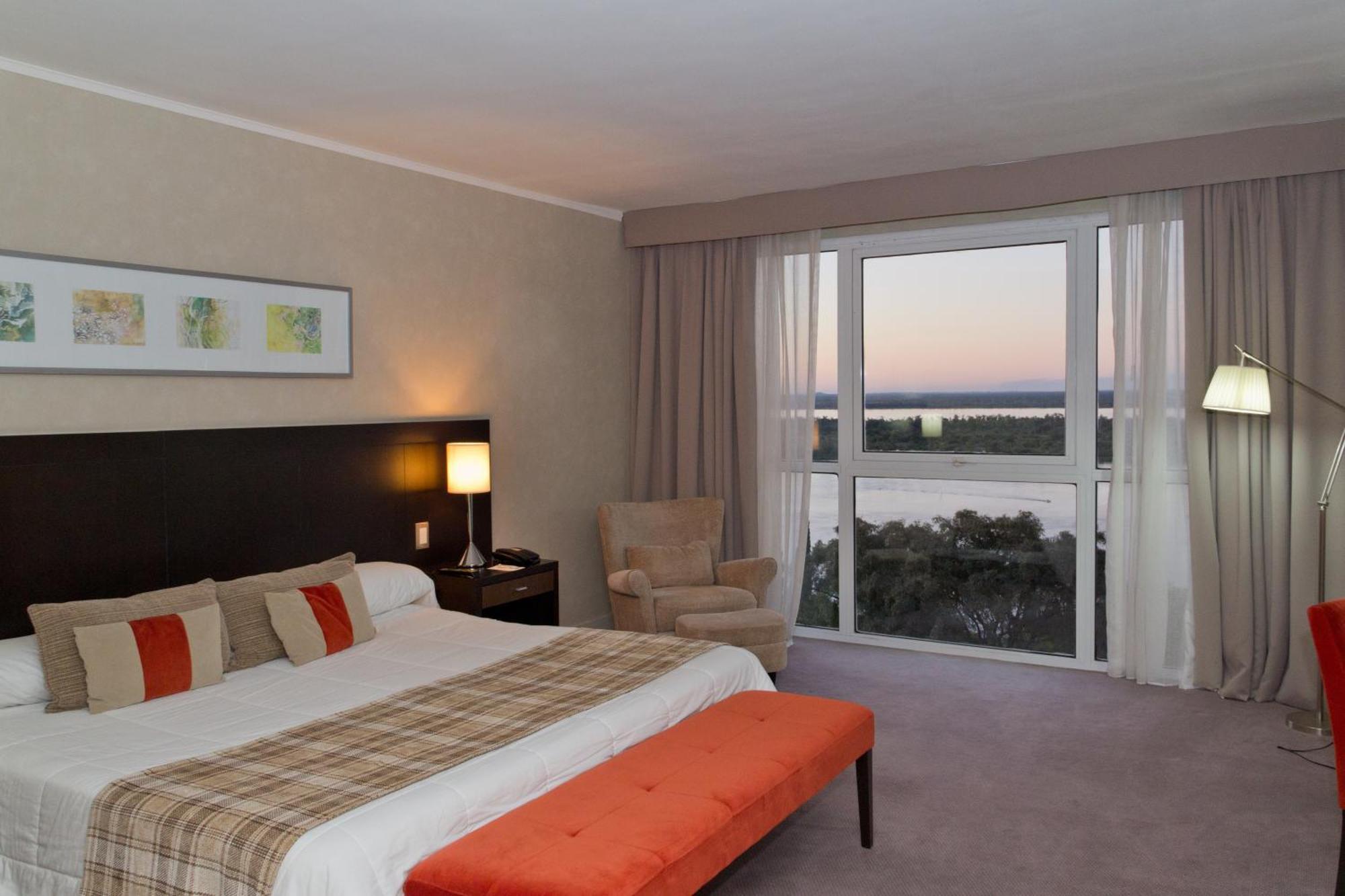 Howard Johnson Plaza Resort & Casino Mayorazgo Paraná Rom bilde A bedroom at the Hilton Johannesburg