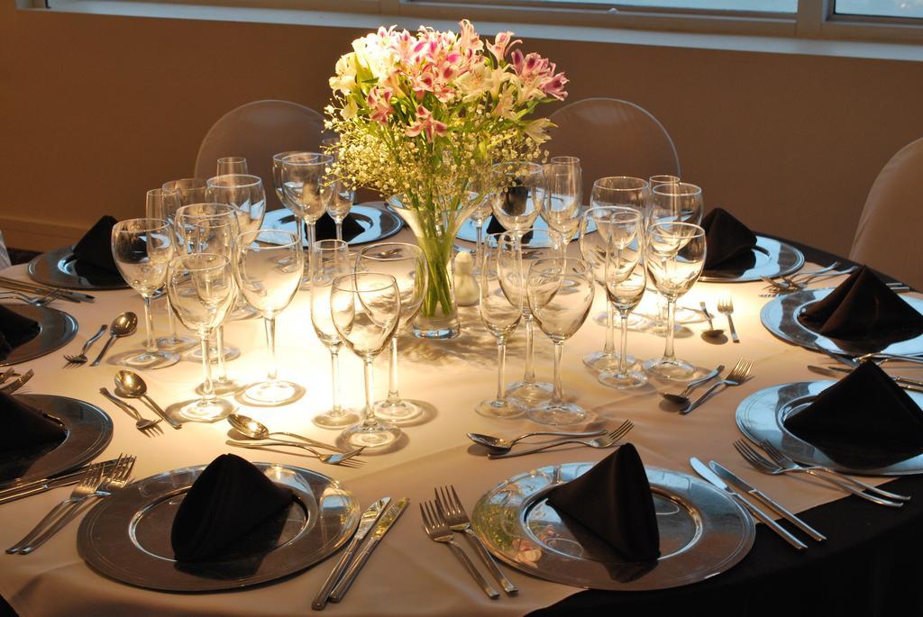 Howard Johnson Plaza Resort & Casino Mayorazgo Paraná Eksteriør bilde A table set for a formal dinner