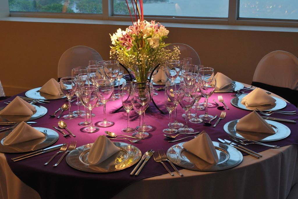 Howard Johnson Plaza Resort & Casino Mayorazgo Paraná Eksteriør bilde A table set for a formal dinner