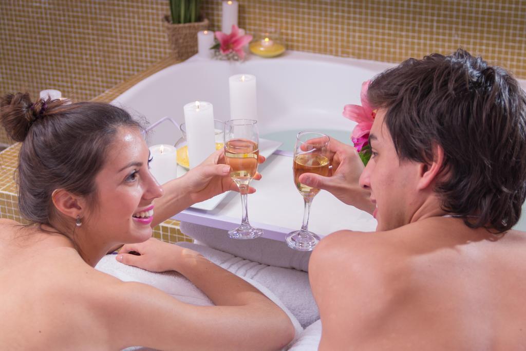 Howard Johnson Plaza Resort & Casino Mayorazgo Paraná Eksteriør bilde A couple relaxing in a spa