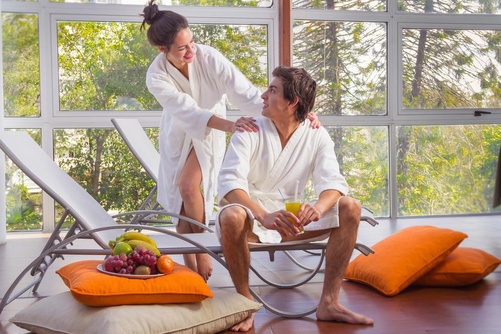 Howard Johnson Plaza Resort & Casino Mayorazgo Paraná Eksteriør bilde A couple relaxing in a spa