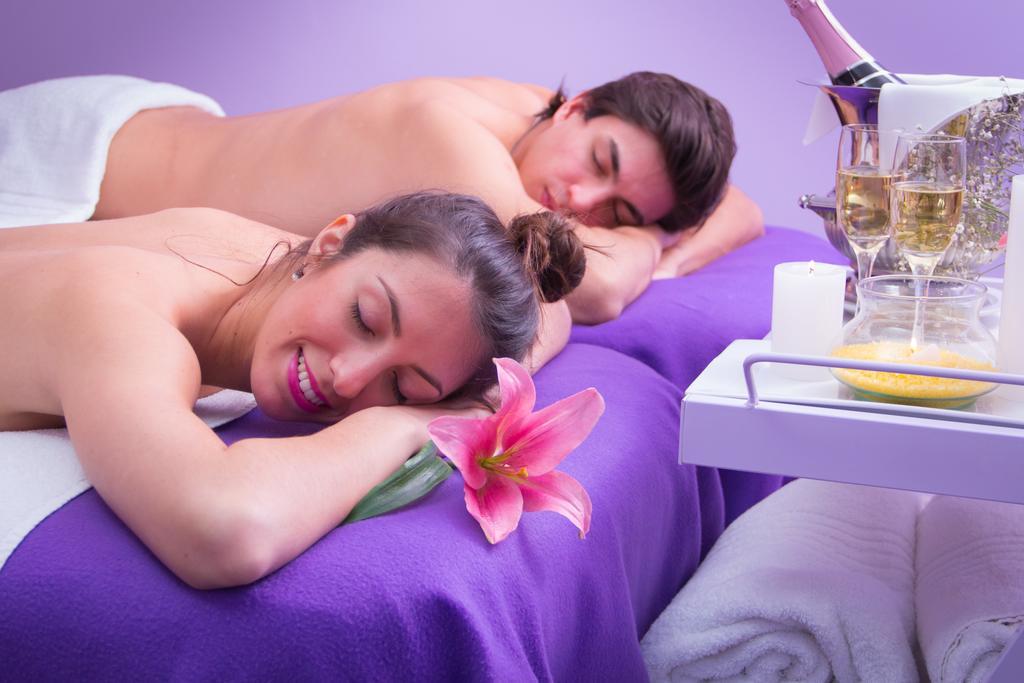 Howard Johnson Plaza Resort & Casino Mayorazgo Paraná Eksteriør bilde A couple relaxing at a spa