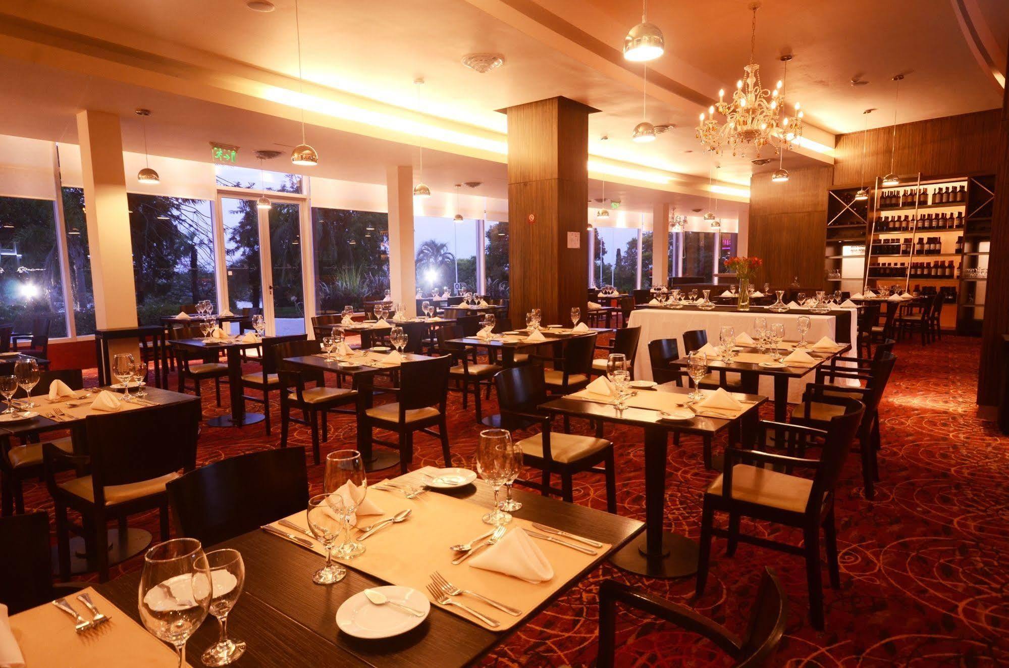 Howard Johnson Plaza Resort & Casino Mayorazgo Paraná Eksteriør bilde The interior of the restaurant