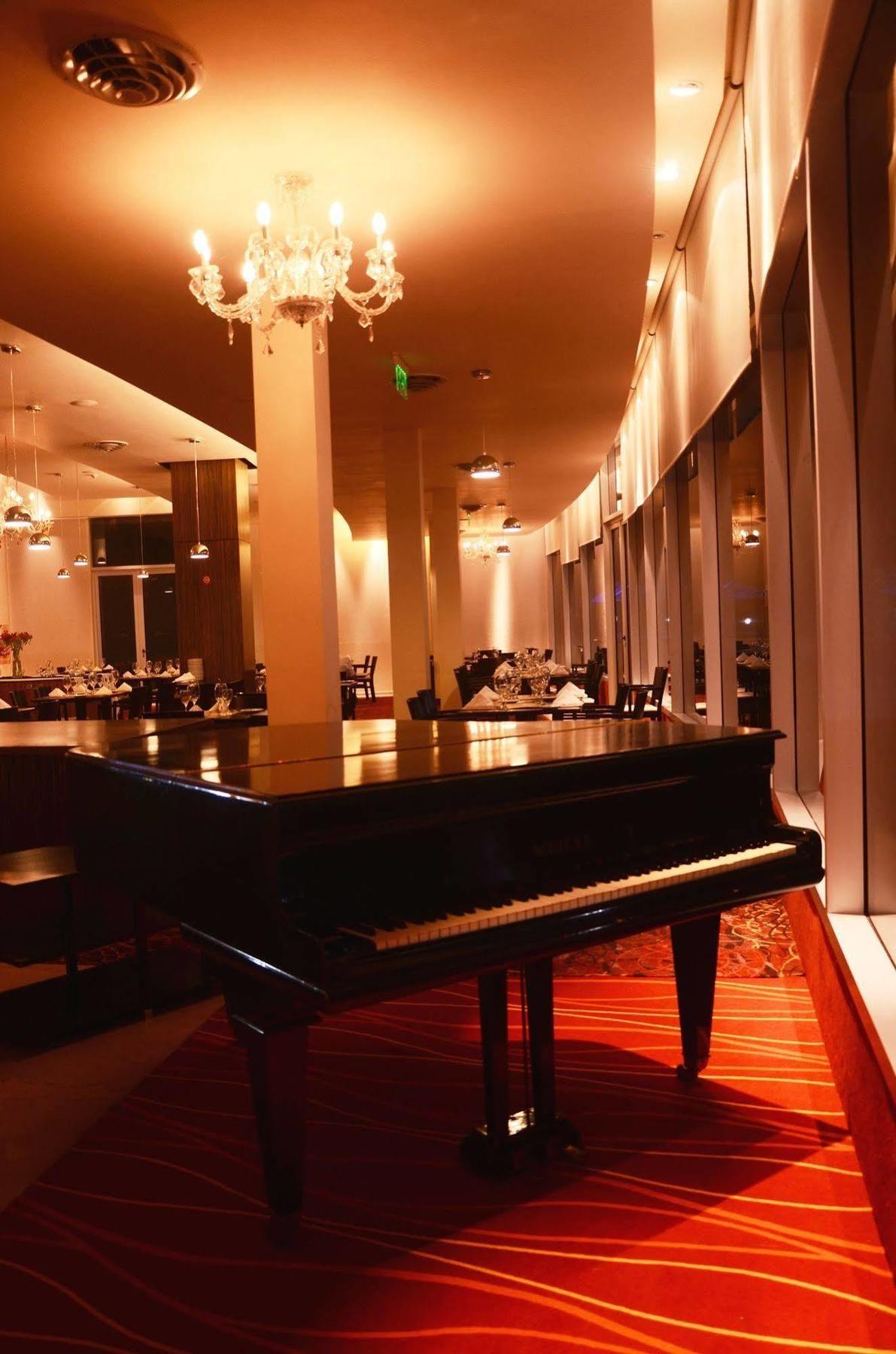 Howard Johnson Plaza Resort & Casino Mayorazgo Paraná Eksteriør bilde The piano at the restaurant