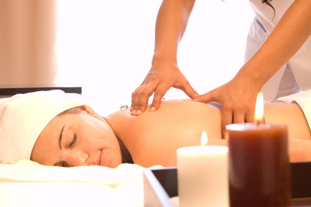 Howard Johnson Plaza Resort & Casino Mayorazgo Paraná Eksteriør bilde A woman receiving a massage